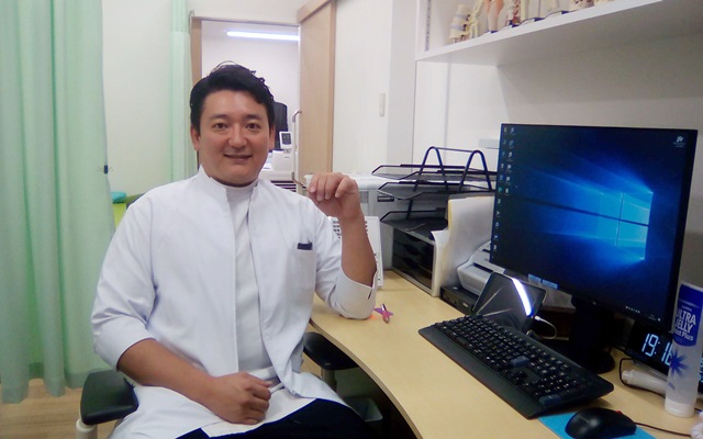 白衣と札束（ダミーイメージ）